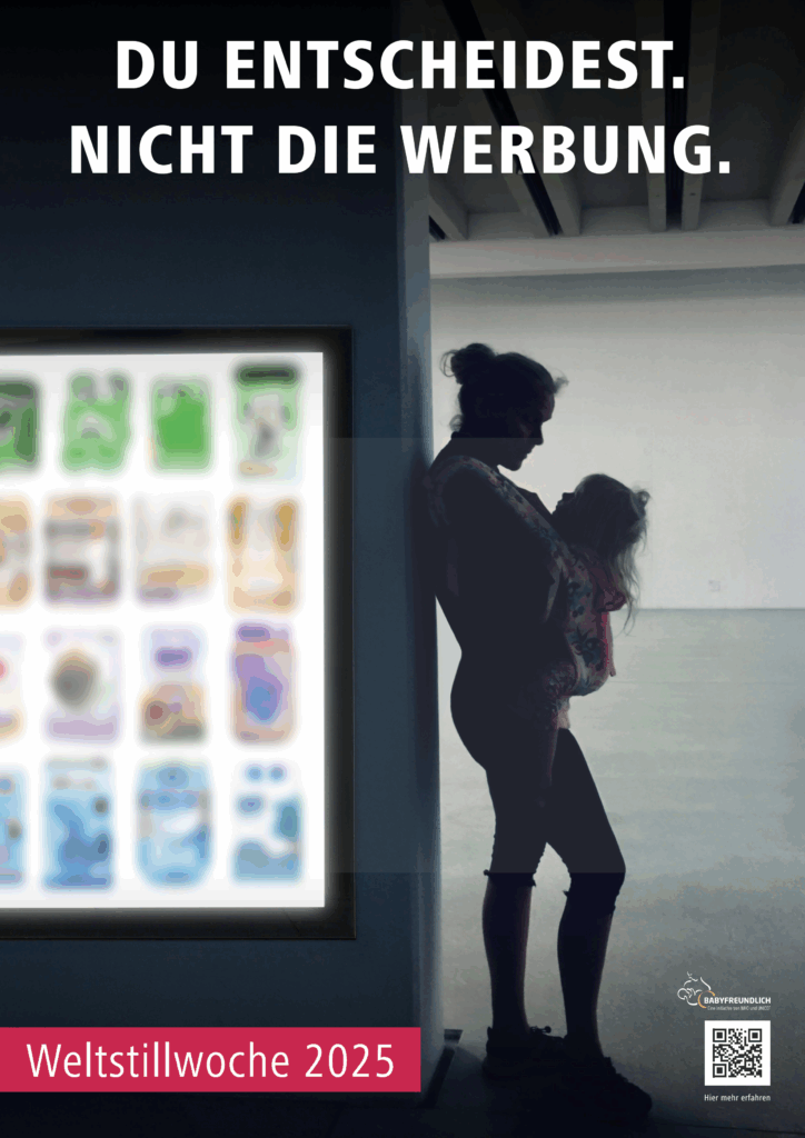 Oben steht in weißen Großbuchstaben Du entscheidest. Nicht die Werbung. Links im Bild ist eine beleuchtete Plakatwand mit verschwommen abgebildeten Darstellungen von Packungen mit Formulanahrung. Daneben erkennt man im Gegenlicht eine Frau im Profil, die an einer Wand lehnt und vor dem Bauch ein Kleinkind in einer Tragehilfe hat. Die beiden sehen sich an. Unten links steht in weiß auf rotem Hintergrund der Text Weltstillwoche 2025. Unten rechts das Logo von Babyfreundlich mit QR Code.